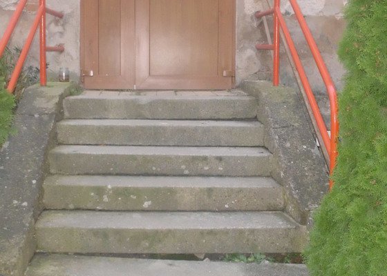Oprava schodů u domu vedoucích na zahradu